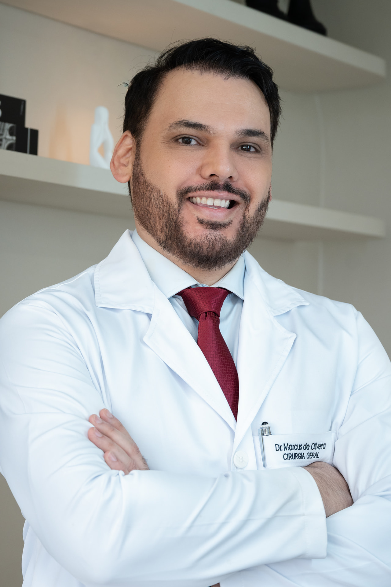 Dr. Marcus Vinicius de Oliveira, cirurgião geral, em seu consultório em Ipanema