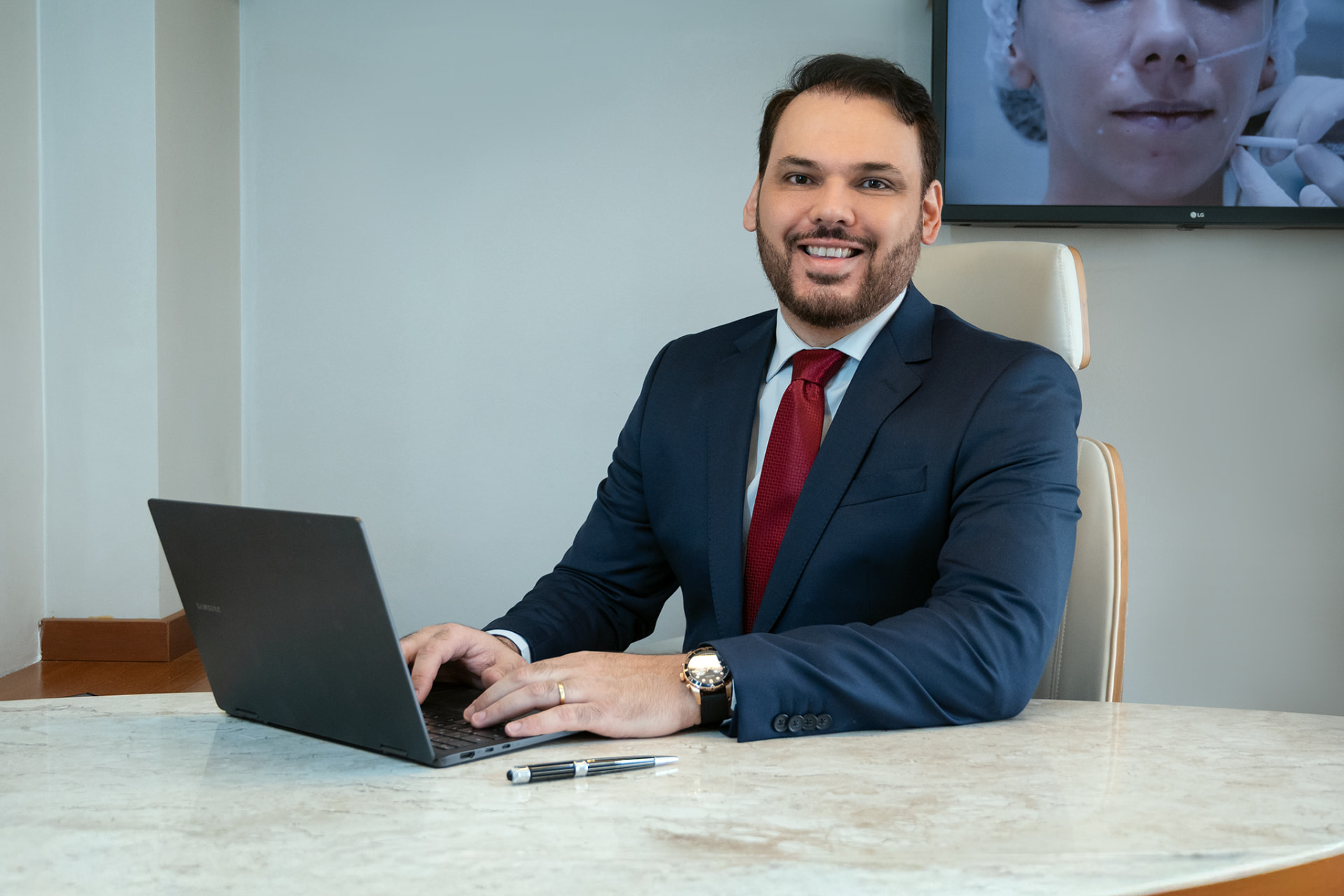 Dr. Marcus Vinicius de Oliveira em seu consultório médico