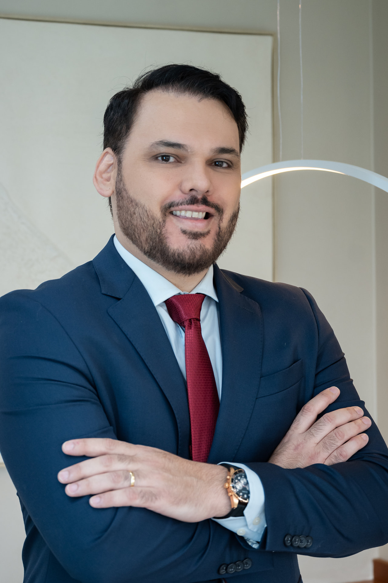 Dr. Marcus Vinicius de Oliveira em atendimento no consultório